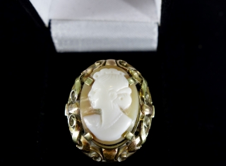 Zlatý prsten s Cameí