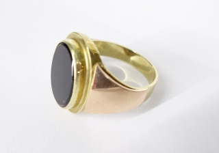 Pánský zlatý prsten s onyxem