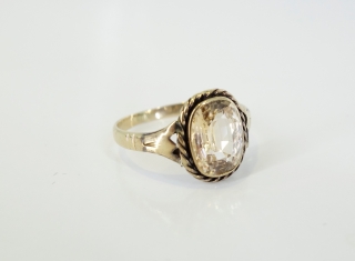 Zlatý prsten s přírodním kamenem