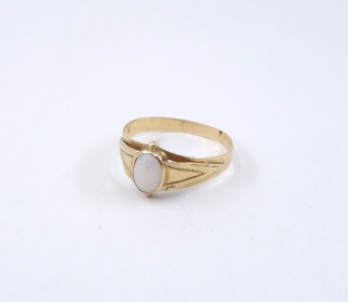 Zlatý zdobný prsten s opálem