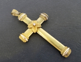 Zlatý kříž s perličkou
