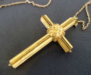 Zlatý křížek na řetězu