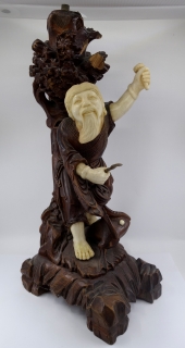 Dřevěný figurální podstavec na lampu
