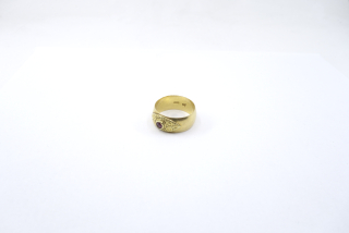Zlatý prsten s rubínkem