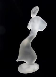 Figurka ženy z jednolitku skla