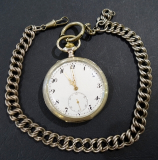 Stříbrné hodinky IWC s řetězem