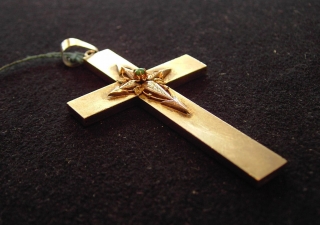 Zlatý zdobený kříž s tyrkysem