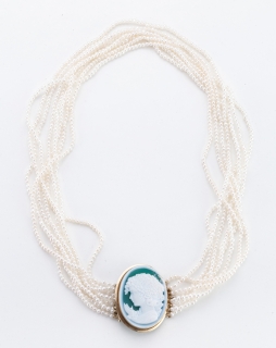 Perlový náhrdelník s cameou
